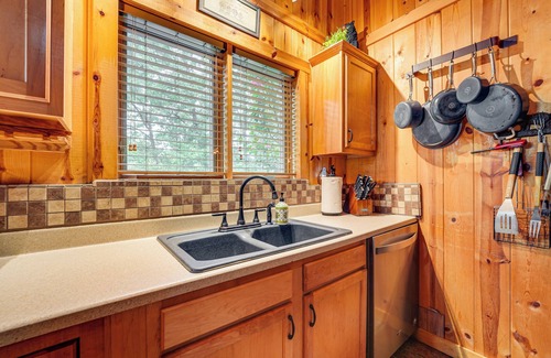 Blue Eye Cabin | Cabin on Table Rock Lake w/Hot Tub & Fire Pit!