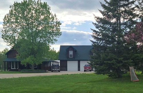 New Bothwell Apartment | Cabin Style Private Studio Indoor Garage