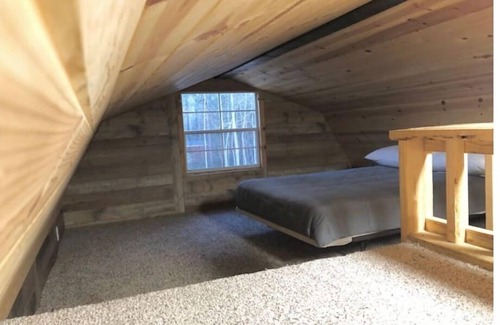 Avinger Cabin | Cabin w covered parking near Lake O' Pines/Avinger