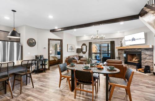 Hollister House | Cabin w Water View-Community Indoor Pool-Pvt Hot Tub-Free Local Attraction Tickets