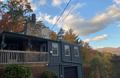 Hot Springs House | Cabin with a view in Hot Springs—walk to AT