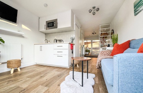 Fareham Cabin | Cabin with Hot Tub & Heated Swimming Pool