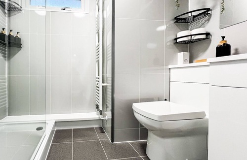 Fareham Cabin | Cabin with Hot Tub & Heated Swimming Pool