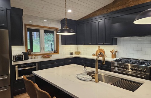 Adams Cabin | Cabin with hot tub, heated swimming pool and acres of backyard hiking