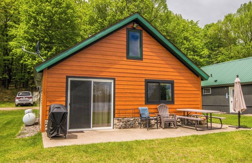 Butternut Cabin | Cabin with private dock and large yard space!