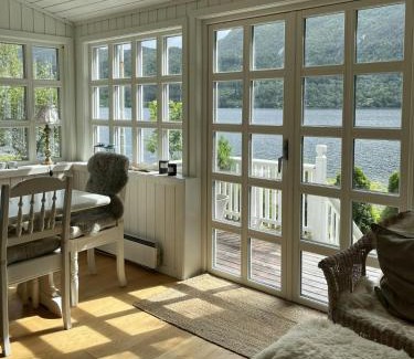 Glomset House | Cabin With Shoreline By Brusdalsvannet Lake