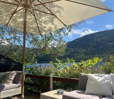 Glomset House | Cabin With Shoreline By Brusdalsvannet Lake