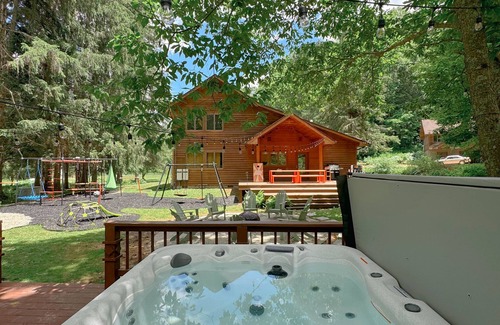 South Bloomingville Cabin | Cabin with private pickleball court and tons of FUN, caves close!