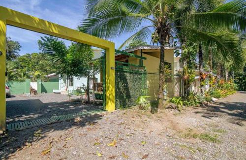 Chiguata House | Cabina Guatusa, 3Min from the Beach! Playa Chiquita