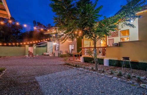 Chiguata House | Cabinas Sede Villalobos, 3Min from the Beach! Playa Chiquita