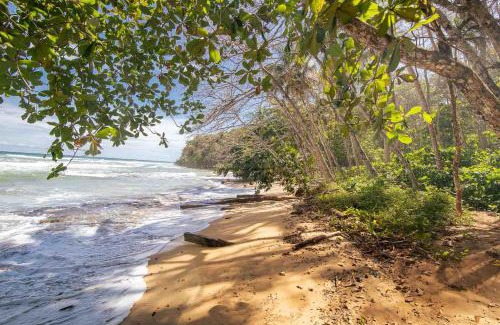 Chiguata House | Cabinas Sede Villalobos, 3Min from the Beach! Playa Chiquita