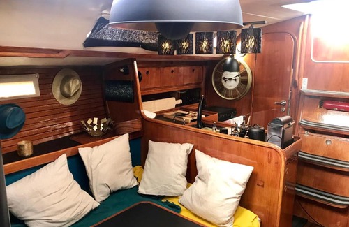 Cannes Old Town Boat Rental | Cabine privée dans un voilier aménagé cosy