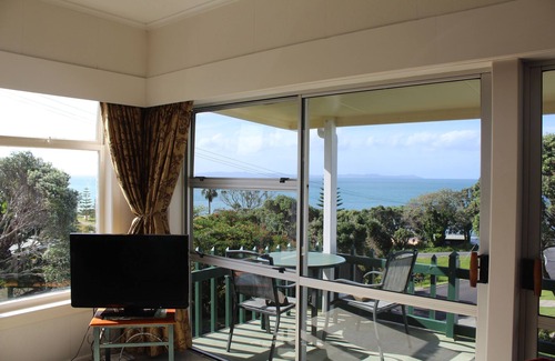 Cable Bay House | Cable Bay 3 Brm home close to the Beach with views.