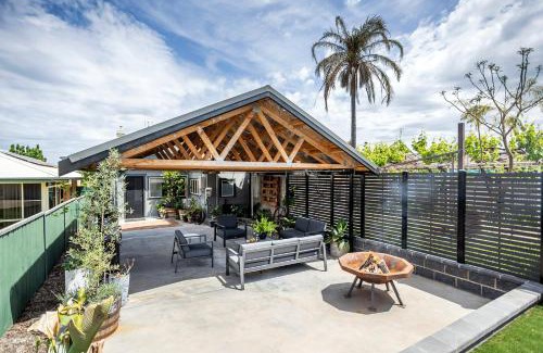 Parkes House | Cabo’s On Currajong Warm, Cosy and Welcoming