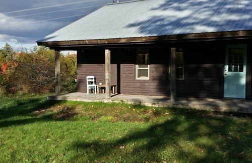 Cabot Cabin | Cabot Cabin on a Quiet County Road