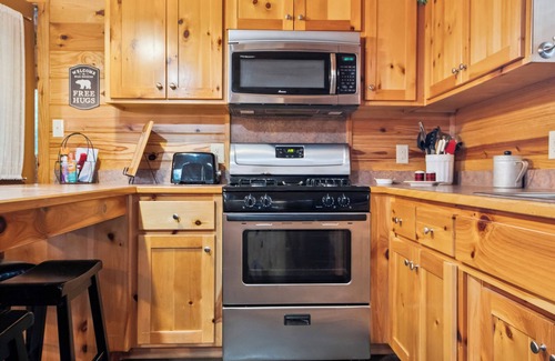 Bismarck Cabin | Caddo Ridge Cabin with Hot Tub