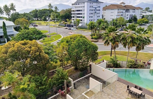 Cairns North House | Cairns Large Apartment close to tennis, ocean and services.