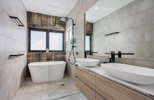 Cairns North Apartment | Cairns North 4-Bed with Outdoor Dining & Pool