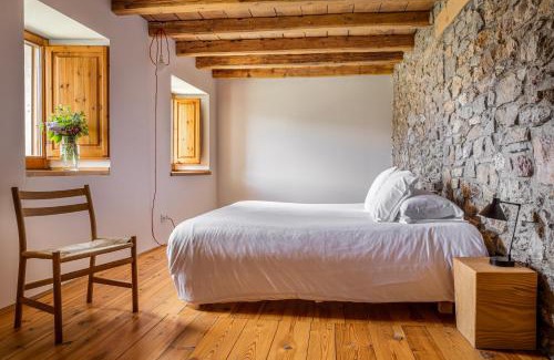 Montella House | Cal Calsot Casa Rural "Adults Only"