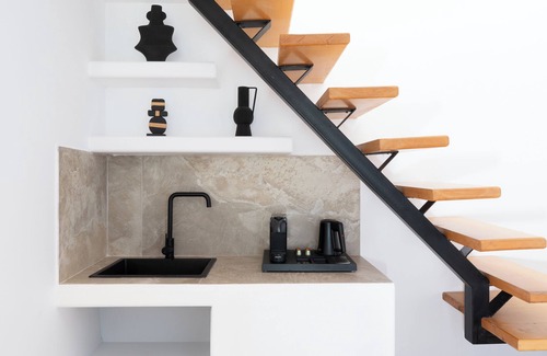 Akrotiri Apartment | Caldera view 1-bedroom Villa in peacefull Akrotiri with Hot Tub and Pool
