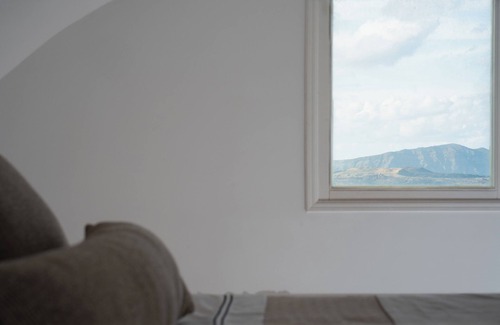 Akrotiri Apartment | Caldera view 1-bedroom Villa in peacefull Akrotiri with Hot Tub and Pool