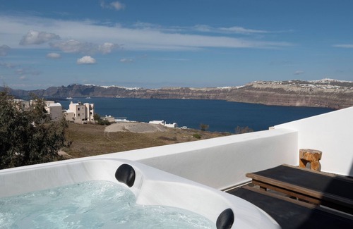 Akrotiri Apartment | Caldera view 1-bedroom Villa in peacefull Akrotiri with Hot Tub and Pool