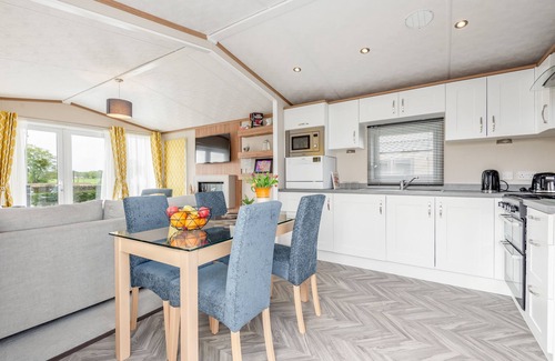 St. Andrews Ski Chalet | Caledonia Lodge St Andrews is a two-bedroom, double bed with an ensuite bathroom and a twin bedroom