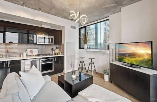 Connaught Apartment | Calgary Tower View | King Bed |AC | Gym | 2BR