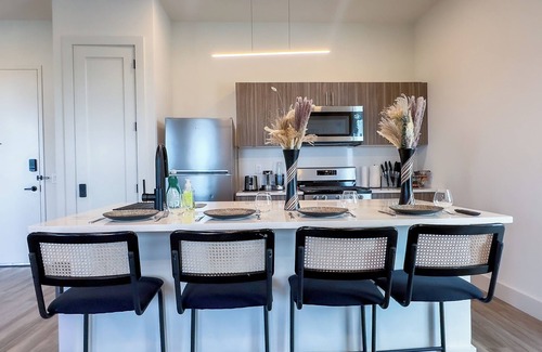 East Orange Apartment | Calm Oasis! 2bath & Sleeps 10 by train - 1 FREE Park