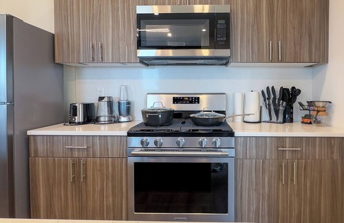 East Orange Apartment | Calm Oasis! 2bath & Sleeps 10 by train - 1 FREE Park