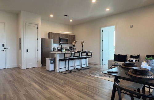 East Orange Apartment | Calm Oasis! 2bath & Sleeps 10 by train - 1 FREE Park