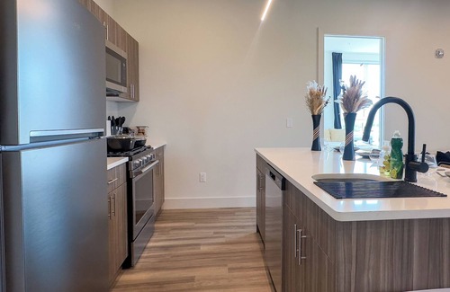 East Orange Apartment | Calm Oasis! 2bath & Sleeps 10 by train - 1 FREE Park