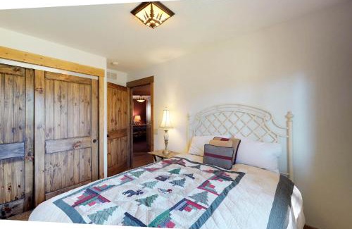 New Meadows House | Camas Family Cabin