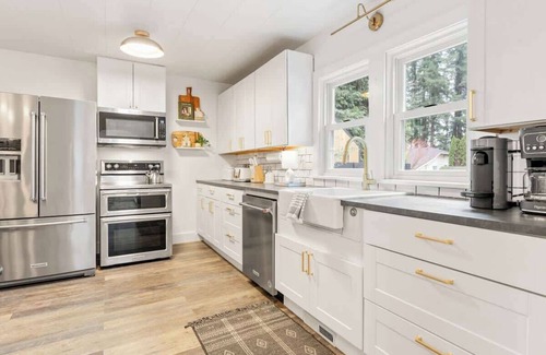 Carver House | Camas Lakehouse With Private Hot Tub