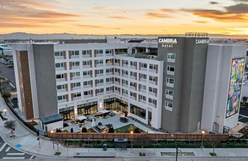 Burbank Hotel | Cambria Hotel Burbank Airport