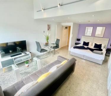 Mill Road Apartment | Cambridge City Centre Studio First Floor Sleeps 3