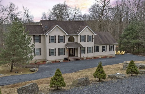 Cresco House | Camelback SKI Mts 4BR,Firepit,Hottub,Casino,Kalahari Linens