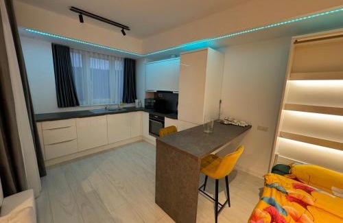 Tirgu Mures Apartment | Cameleon Lemon Yellow