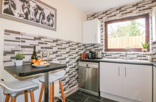 Lanlivery Cottage | CAMELLIA COTTAGE, pet friendly, with a garden in Lanlivery, Cornwall