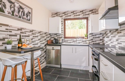 Lanlivery Cottage | CAMELLIA COTTAGE, pet friendly, with a garden in Lanlivery, Cornwall