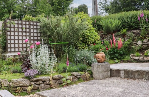 Lanlivery Cottage | CAMELLIA COTTAGE, pet friendly, with a garden in Lanlivery, Cornwall