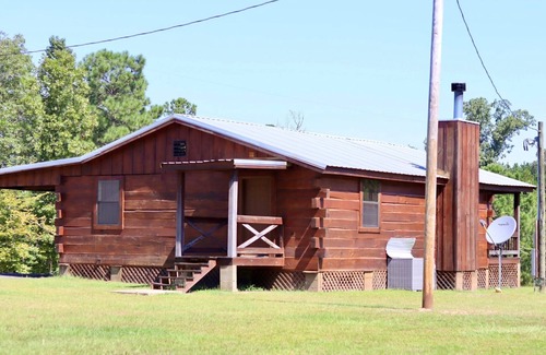 Beatrice Cabin | CAMP 98 - Charming 2-bedroom cabin with AC, WiFi in lovely Beatrice