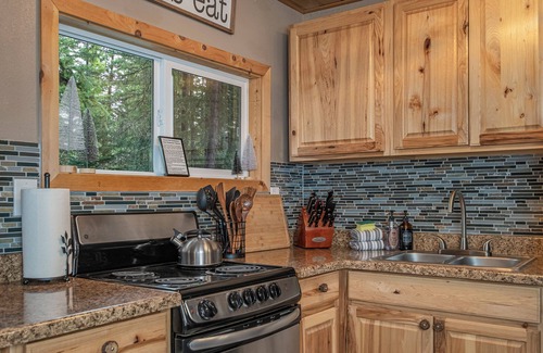 Ardenvoir Cabin | Camp David-Comfy Couple's Retreat, Hot Tub, ROKU