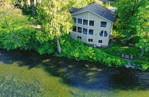 Campbell River House | Campbell River 2 bedroom Fishing Lodge - River View