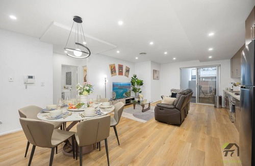 Camperdown Apartment | Camperdown Spacious Home: 2 Cars + Big Courtyard