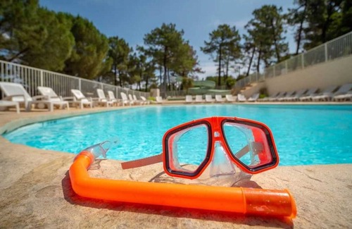 Mondragon House | Camping 3 étoiles - Piscine - eebeai