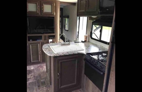 South Butler House | Camping Retreat on Pond 5 min from Fair Haven Beach