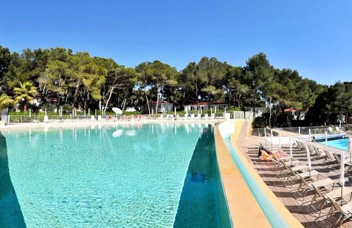 Castelnau-de-Guers House | Campsite Residential La Pinède * - Large wide CONFORT -2 bedrooms 30m2- *Clim, terrace, TV* 6 persons