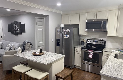 Starkville Condo | 🐾CAMPUS COWBELL🐾 Located on Campus! Goodie basket for guests!