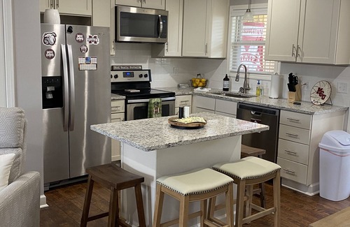 Starkville Condo | 🐾CAMPUS COWBELL🐾 Located on Campus! Goodie basket for guests!